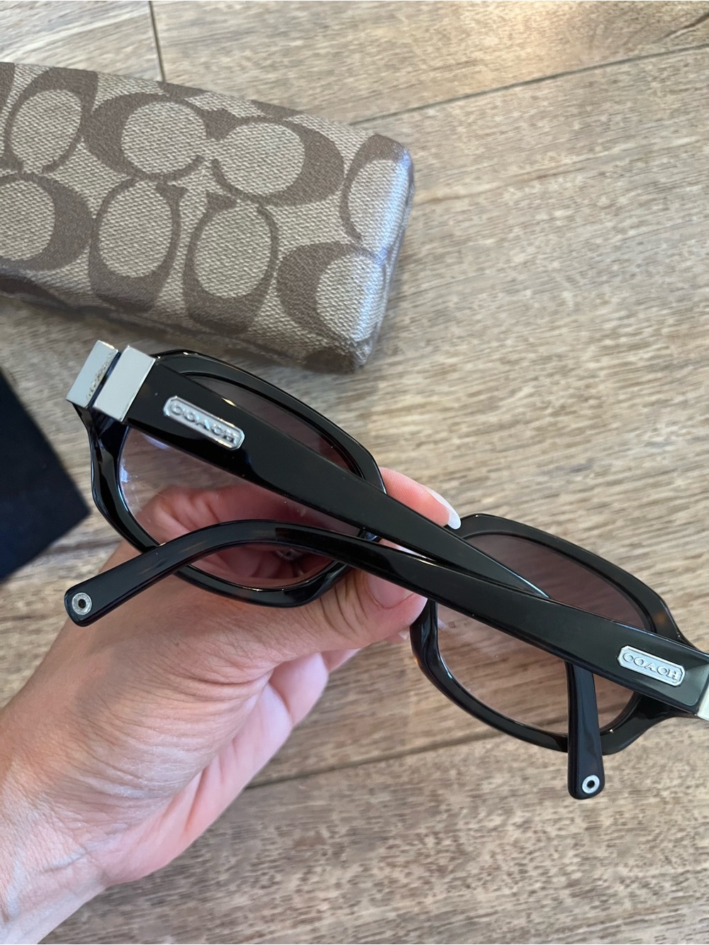 Coach Women's Brown Gradient Lens Sunglasses with Signature Temple Detail - Picture 4 of 6